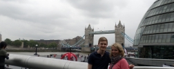 Alisa und Oliver vor der Tower Bridge
