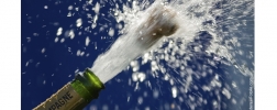 Champagnerkorken schießt aus Champagner-Flasche