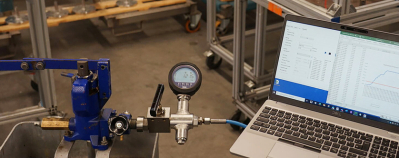 Hydrostatische Druckprüfung mit einem Digitalmanometer