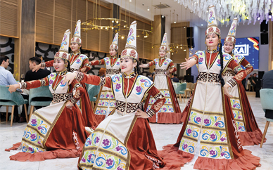 Zum Programm der Einweihungsfeierlichkeiten gehörte auch eine Vorführung kasachischer Tänze.
